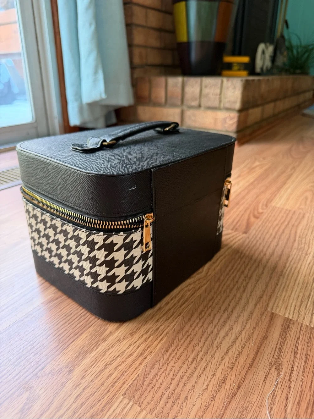 Black and White Houndstooth Travel Case with Gold Bow Accent